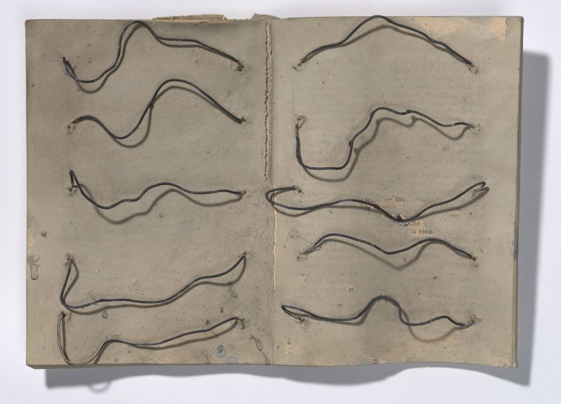 Miquel Barceló, Llibre pintat, 1980Vinyle et pigments sur livre23 x 32 cm © Miquel BarcelóPhoto : David Bonet