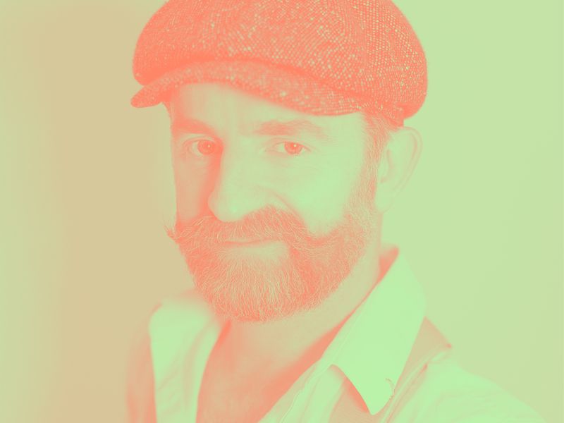 Mathias Malzieu est un musicien, chanteur, écrivain, scénariste et réalisateur français. Il embrasse sa carrière d’homme poétique en 1993, lorsqu’est fondé le groupe de rock Dionysos pour lequel il écrit, compose et interprète les chansons. Peu enclin à choisir entre l’écriture et la musique, il mêle les deux au sein d’un univers onirique constellé de livres, de disques et de films. En 2007, il connaît un immense succès avec le roman La mécanique du cœur paru chez Albin Michel, accompagné d’une bande-son éponyme, traduit dans plus de vingt pays et adapté au cinéma. Il est aussi l’auteur de Journal d’un vampire en pyjama, également décliné en album en 2016, Une sirène à Paris en 2019, dont l’adaptation sort sur les écrans en 2020, et Le guerrier de porcelaine en 2022.