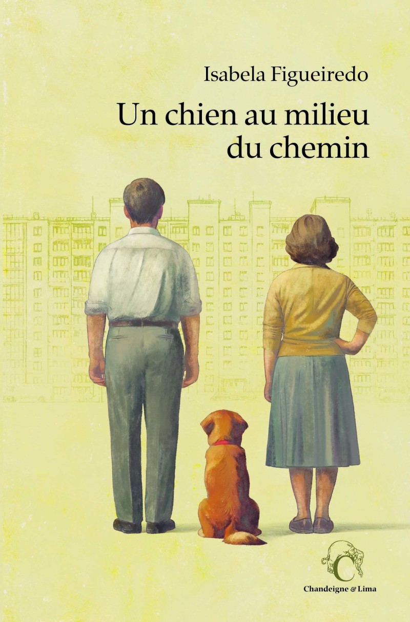 Un chien au milieu du chemin